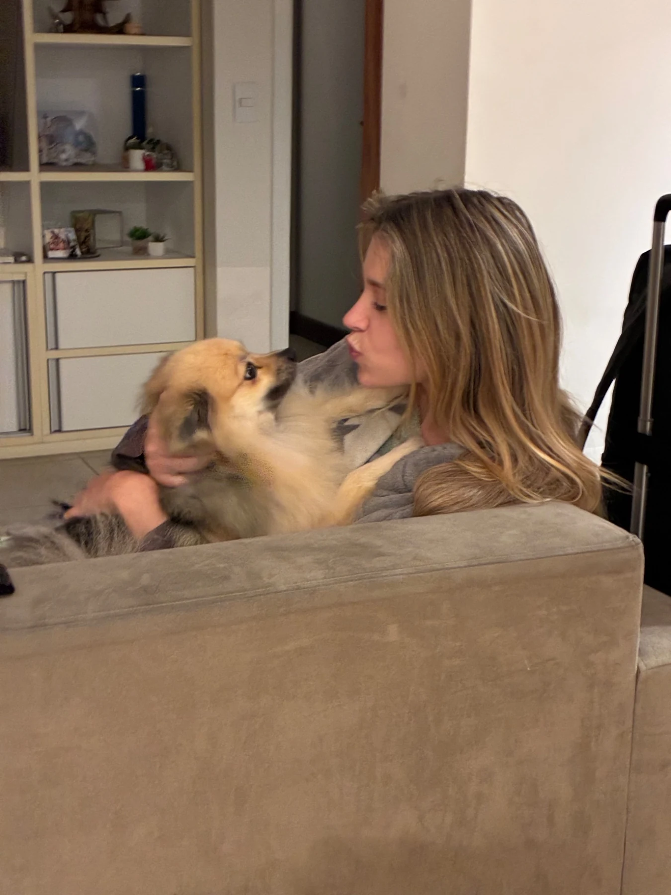 Isadora demonstrando carinho com um cachorro