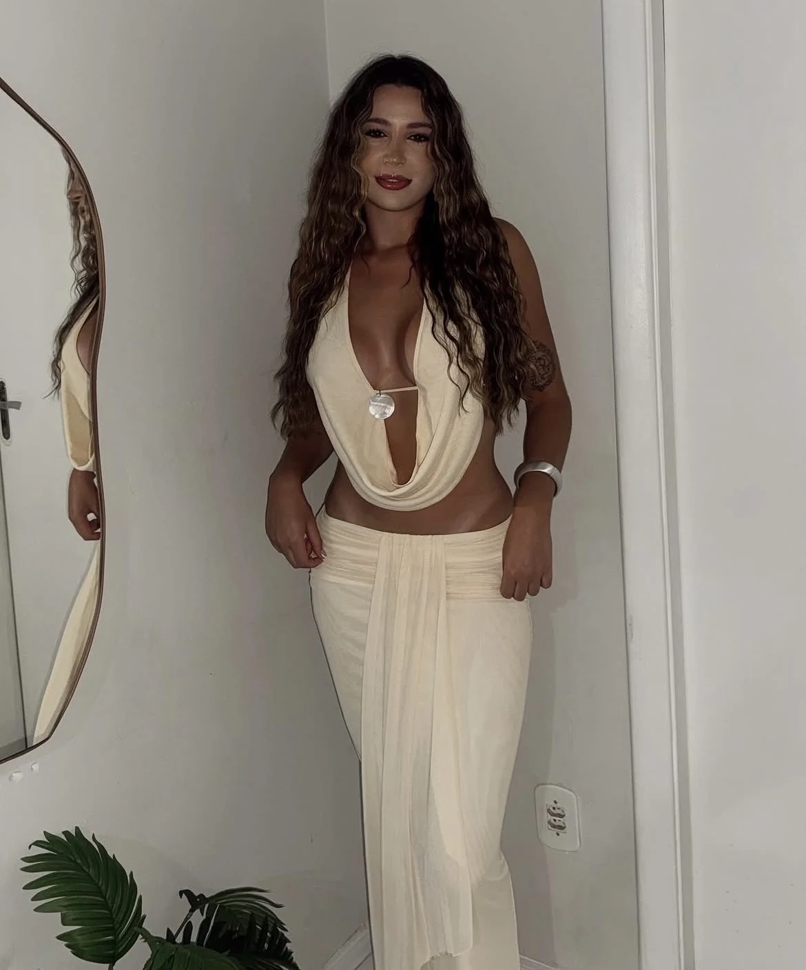 Isadora com um conjunto claro de estilo marcante