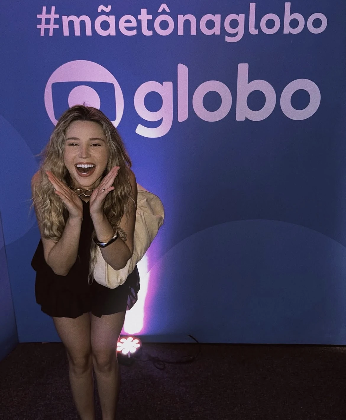 Isadora sorrindo em um evento profissional
