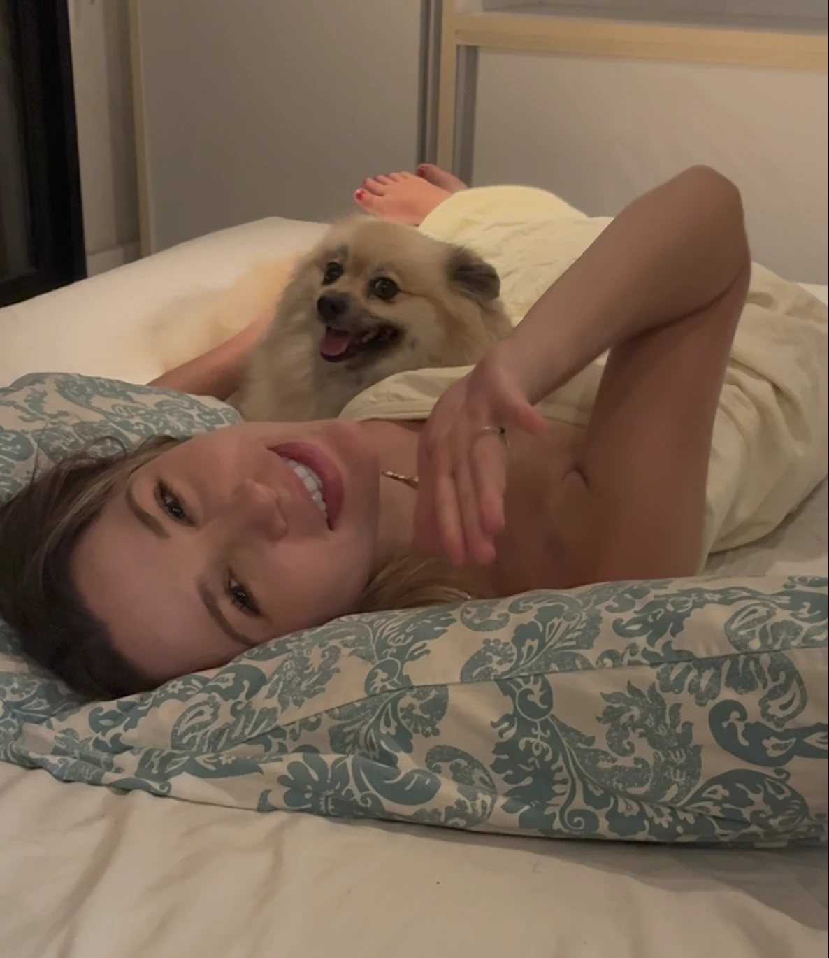 Isadora em um momento tranquilo com um cachorro